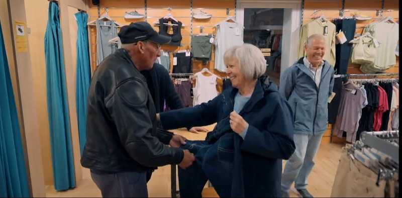 Rony y Lucy van de compras juntos.