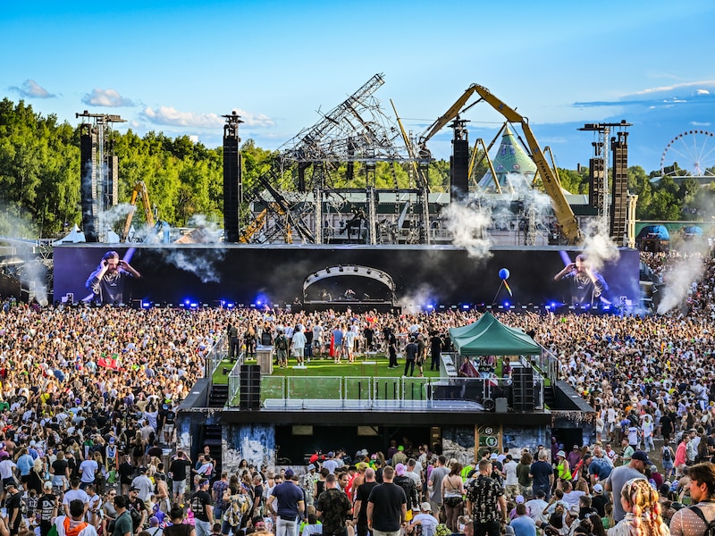 “Groot kluwen van verzekeraars”:  waarom oude resten hoofdpodium nog blijven tijdens Tomorrowland