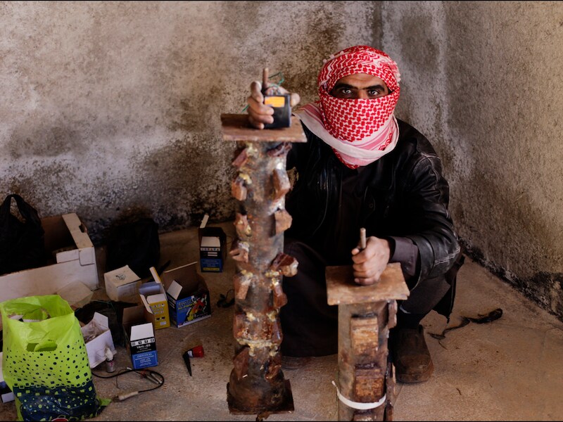 Een Syriëstrijder maakt bommen.