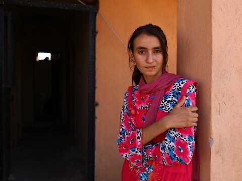 Honderden jonge yezidi-vrouwen zijn volgens een Irakese official gevangen genomen door strijders van Islamitische Staat. Dit meisje is gevlucht en schuilt nu over de grens in Turkije.