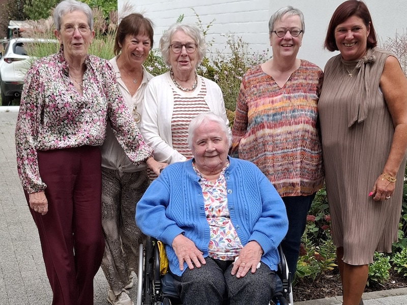 Op de foto staan van links naar rechts Magda Rochtus, Marina Serrien, Elvire Michiels, Rita De Vries en secretaris Aline Jacobs. Vooraan zit erevoorzitster Mariette Van der Velde.