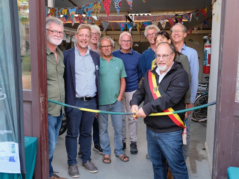 Het doorknippen van een lintje mocht natuurlijk niet ontbreken. Burgemeester Peter Roose opent Free Wielie.