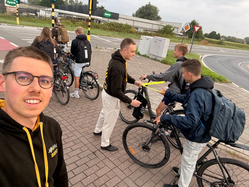 Jong N-VA deelt fietsverlichting uit op eerste schooldag