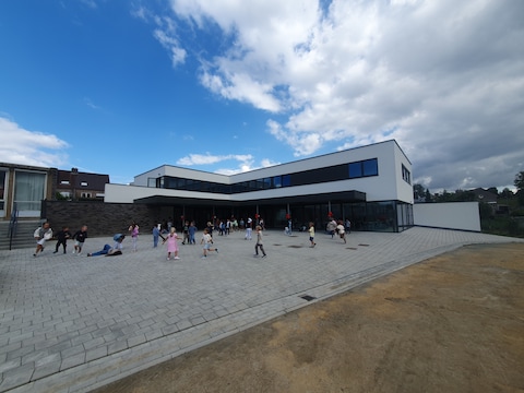 Leerlingen van De Bron starten schooljaar in nieuw schoolgebouw