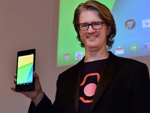 Chris Yerga van Google toont de tablet.