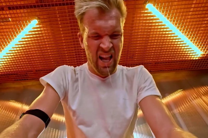 Ruben Van Gucht smijt zich tot kwijlens toe op de fiets in 'Container cup':  “Dit is bijna goor te noemen” | Showbizz | HLN.be