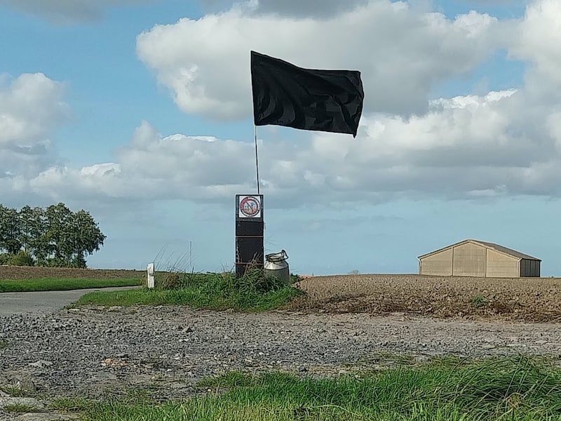 Landbouwer Stefan Vandewalle plaatste een zwarte vlag aan het begin van de dreef die naar zijn landbouwbedrijf leidt. De zoekzone voor de mogelijke windmolens ligt op 300 meter van zijn hoeve. Hij vreest negatieve gevolgen.