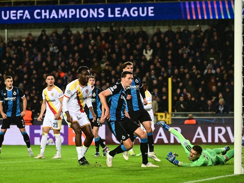 KIJK. Hans Vanaken volgt goed bij een corner en duwt de 1-0 voor Club Brugge binnen