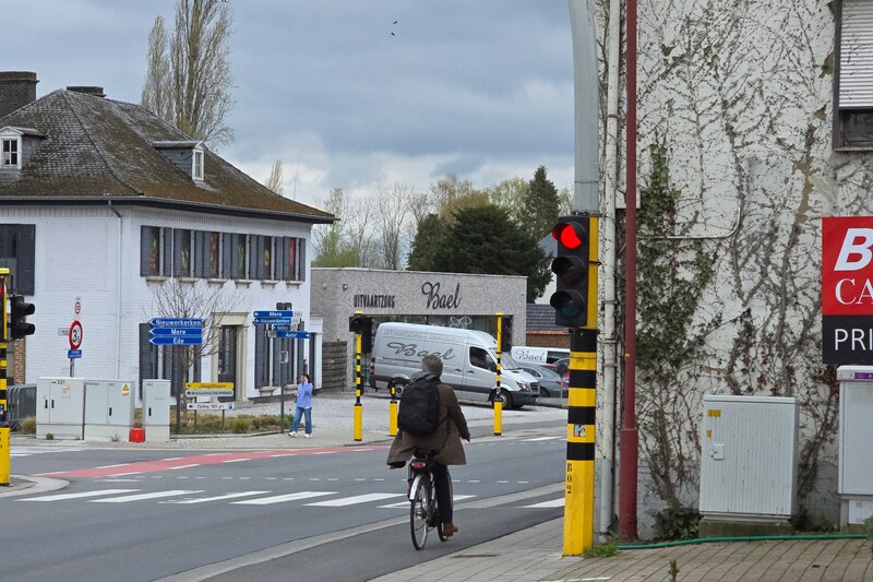 N-VA wil dat fietsers in Stationsstraat door rood licht mogen rijden ...