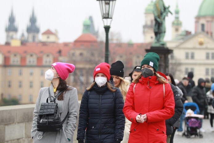Mensen met mondmasker in Praag