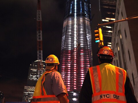 1 World Trade Center, de wolkenkrabber in aanbouw op Ground Zero, is voor de herdenking van nine-eleven in de kleuren van de Amerikaanse vlag gehuld.