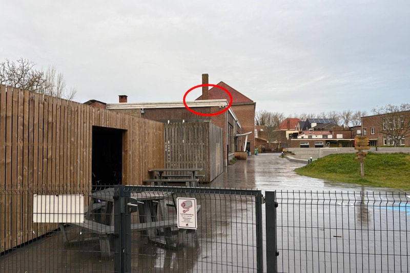 Via de scoutslokalen kan je het dak van de refter bereiken. In de rode cirkel ligt de lichtkoepel.