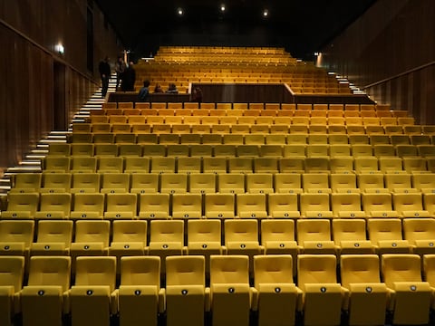 De voorstelling vindt plaats in de stadsschouwburg