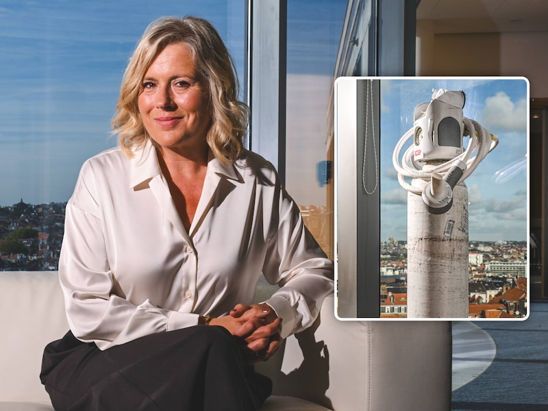 Minister Vanessa Matz (Les Engagés) heeft een zuurstoffles nodig voor haar clusterhoofdpijn.