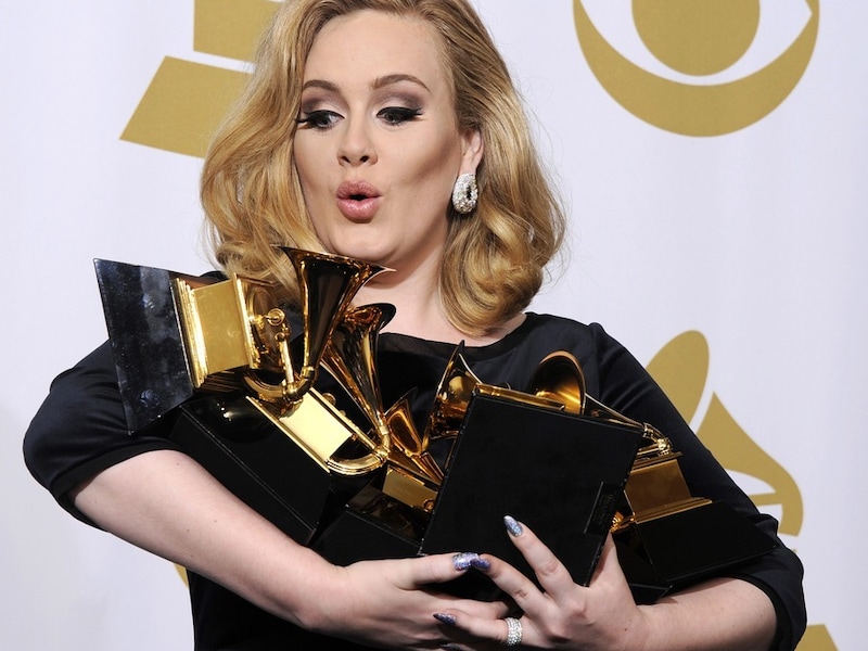 Adele oefent het wiegen met al haar Grammy Awards.