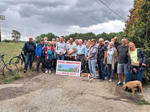 Een vijftigtal mensen nam vrijdag deel aan een protestwandeling aan De Keer. Achter het bord ziet u Wijnegems burgemeester Tom Tachelet, Ransts burgemeester Bart Goris en Johan Palmers van actiegroep Red De Keer.