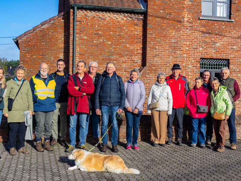 Gemeentebestuur bedankt wandelmeters en -peters tijdens wandeling vernieuwde Molenpad