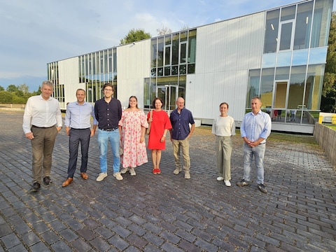 Het schepencollege en waarnemend directeur Evi Thijs bij de nieuwe school in Kessel.