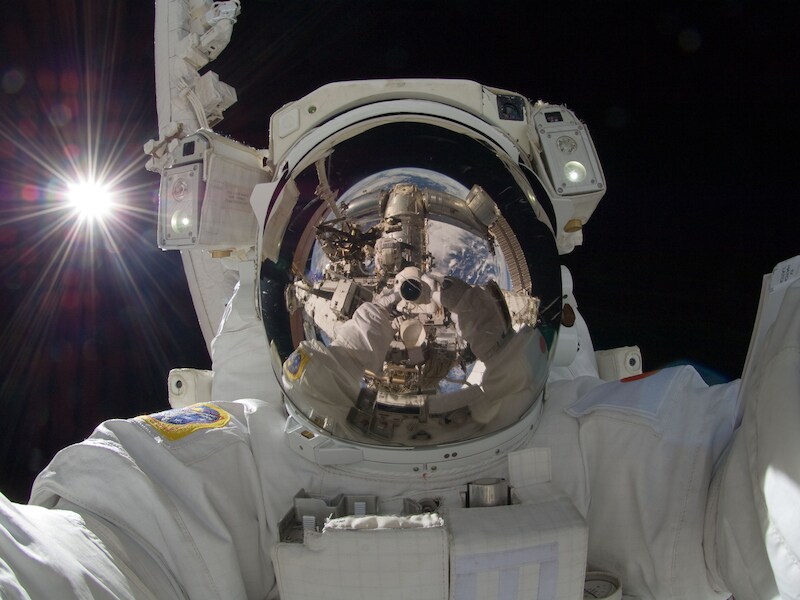 Een vele malen geretweete 'selfie' van de Japanse astronaut Aki Hoshide tijdens een ruimtewandeling bij het internationale ruimtestation ISS.