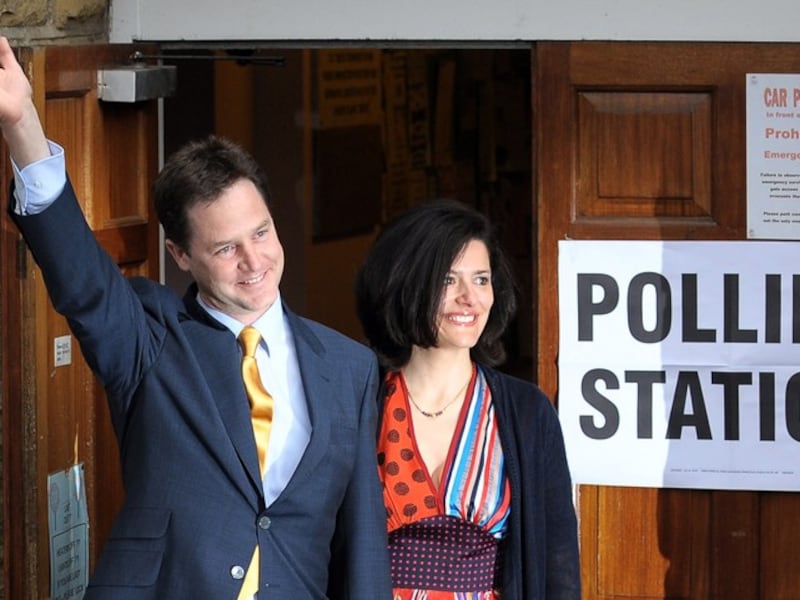 De (volgens de polls) gedoodverfde winnaar van deze verkiezingen Nick Clegg met zijn Spaanse echtgenoten Miriam.