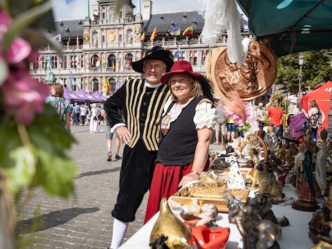 De marktkramers zijn uitgedost in traditionele klederdracht.