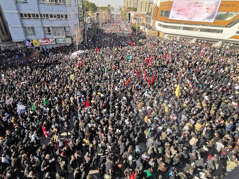 Er is een massa volk op de been voor de begrafenis van generaal Qassem Soleimani in zijn geboorteplaats Kerman.
