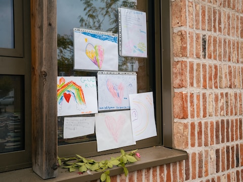 Aan de Dorpsschool in Vremde werden verschillende kindertekeningen opgehangen ter nagedachtenis van de recent overleden directrice Gudrun Vanderbeck. 