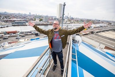 Alex Agnew keert terug naar de AFAS Dome met z’n persoonlijkste show ooit: “Mijn vader is van z’n voetstuk gevallen”