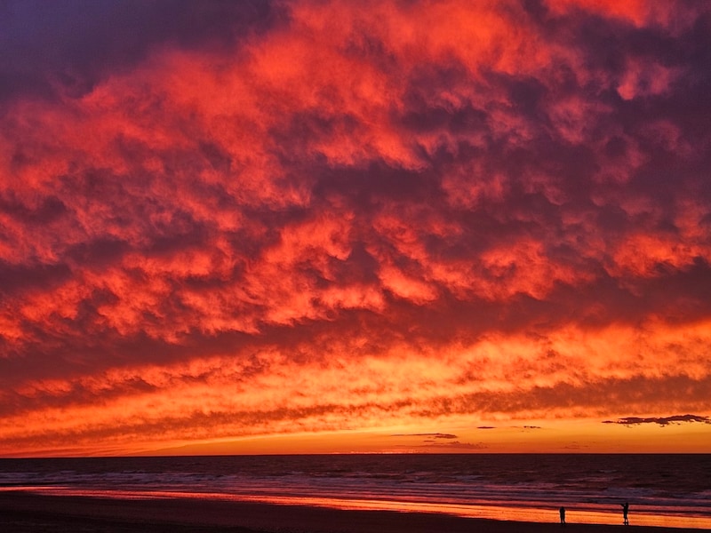Lezer legt mooie zonsondergang boven Westende vast
