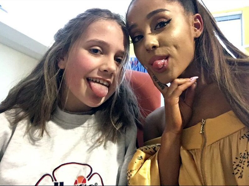 Zangeres Ariana Grande verraste enkele slachtoffers van de aanslag in het ziekenhuis van Manchester.