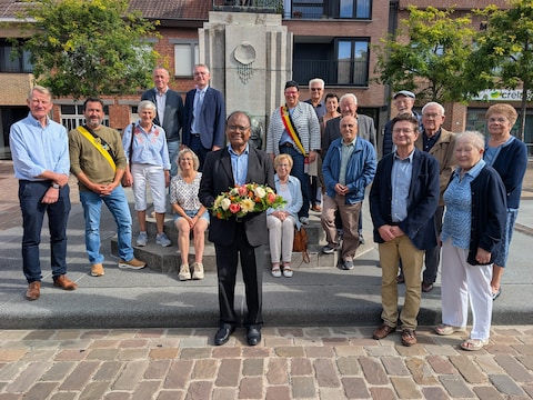 De aartsbisschop van Ranchi kwam bloemen leggen aan het standbeeld van pater Constant Lievens