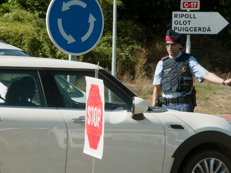 Zie je in Spanje een witte doek uit een rijdende auto steken? Dan moet je direct ruimte maken