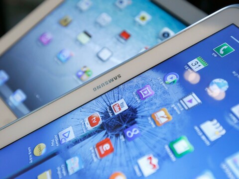 De Galaxy Tab van Samsung en op de achtergrond Apples iPad.