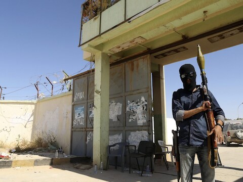 Een gewapende militair van de Libische strijdkrachten in Benghazi.
