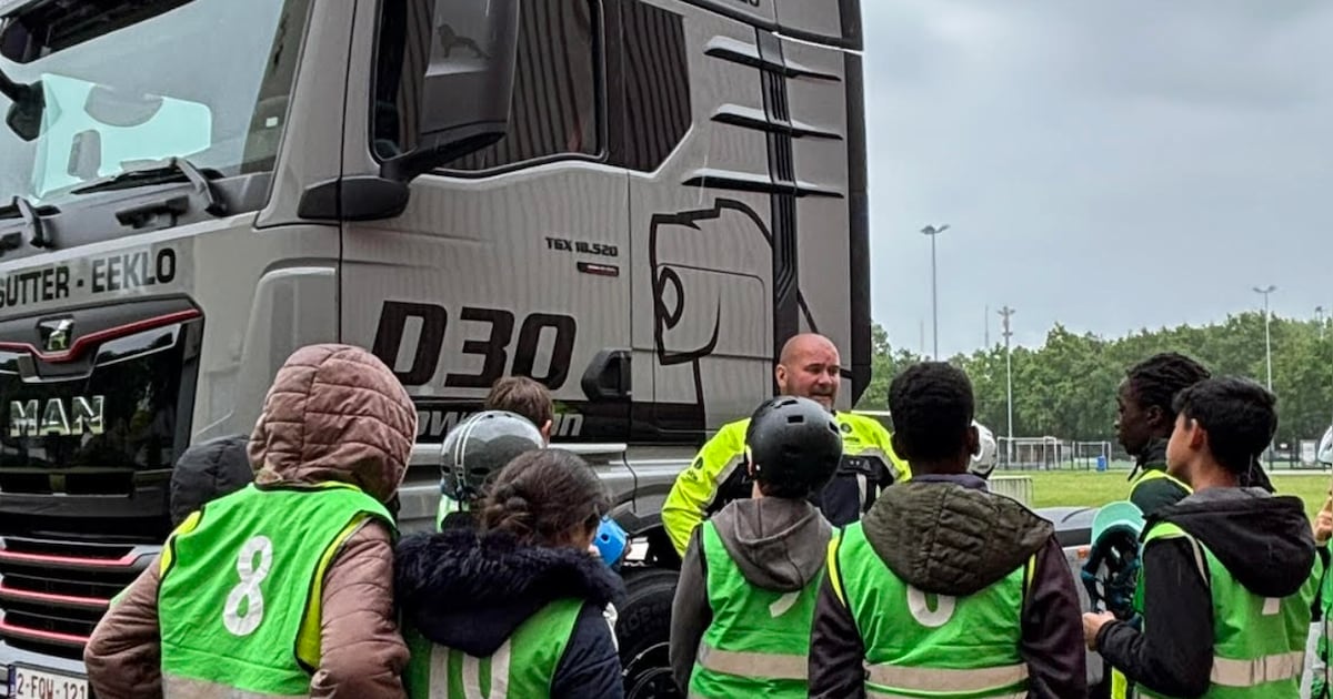 Politie leert zesdejaars veilig fietsen tijdens heen-en-weerweek: “Belangrijk dat ze verkeer correct