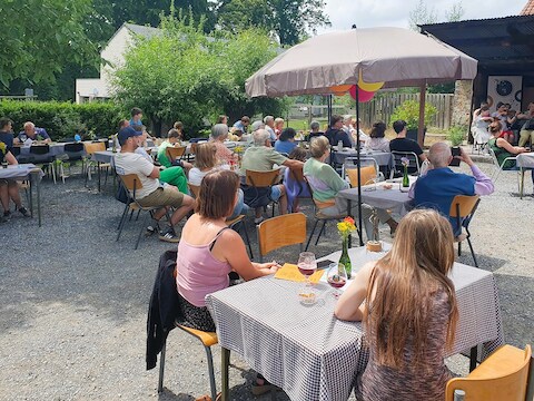 Op het zomerterras van hoeve ‘t Mierennest kan je komen genieten van livemuziek gebracht door drie leerkrachten van de muziekschool.