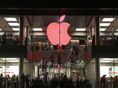 Onder meer in de Apple Store van Hong Kong werd het logo rood.