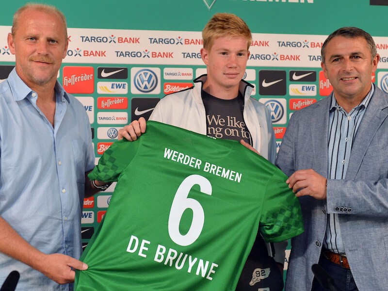 In augustus 2012 kon Klaus Allofs (r) als manager van Werder Bremen Kevin De Bruyne al eens presenteren. Links: toenmalige Werder-trainer Thomas Schaaf.