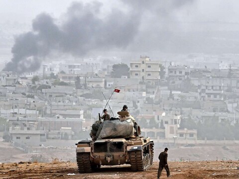 Turkse soldaten bij de grens met Syrië tegenover de stad Kobane.