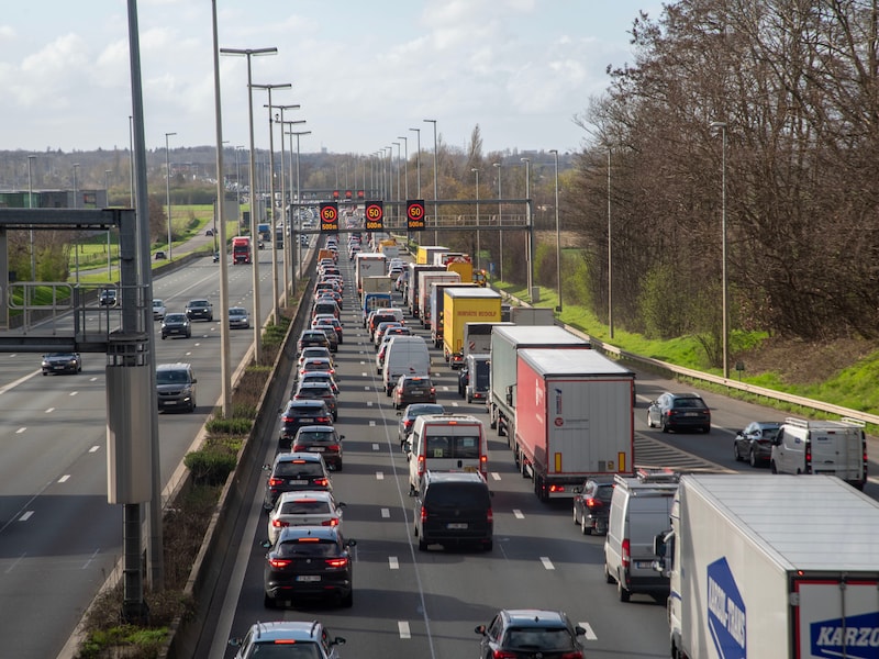 Meer dan een uur file op de E40 naar Gent door ongeval in Affligem