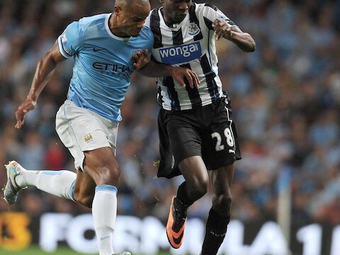 Kompany in duel met Ameobi.