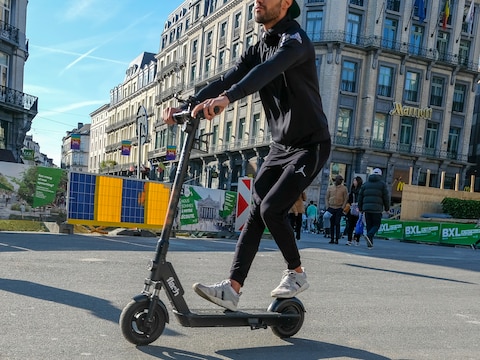 Het dragen van een helm is vanaf september verplicht op een step die sneller gaat dan 20 km/u.