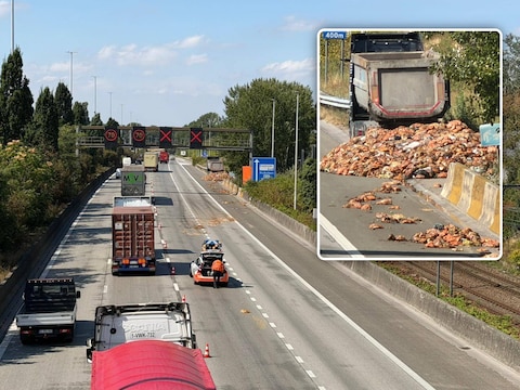 Door het verlies van de lading zijn 2 rijstroken versperd, Door het verlies van lading zijn 2 rijstroken versperd., Inzet: Door het verlies van de lading zijn 2 rijstroken versperd