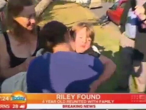 De moeder van Riley is zielgelukkig omdat ze haar zoontje weer kan knuffelen.