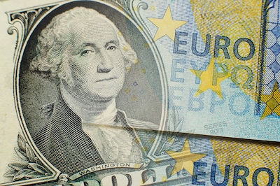 Euro stijgt voor het eerst in vier jaar boven de 1,20 dollar