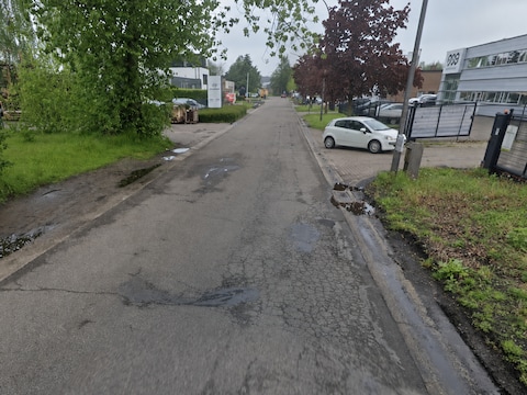 Het asfalt in het Oostjachtpark is op veel plaatsen gescheurd en bevat putten