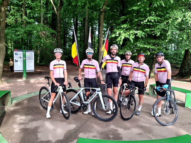 Zeven fietsers doorkruisen vijf landen en zamelen ruim 6.000 euro in voor het goede doel.
