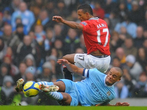 Op deze foto is duidelijk te zien hoe Kompany bij een weliswaar gevaarlijke tackle op Nani de bal speelde.