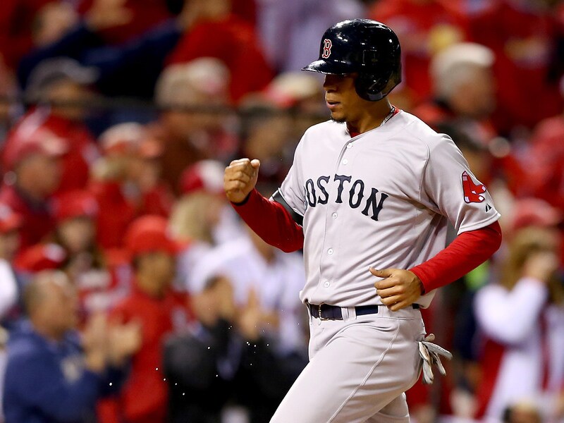 Xander Bogaerts balt zijn vuist nadat hij in de zevende inning een punt heeft binnengebracht.