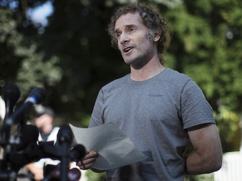 Theo Curtis sprak voor zijn ouderlijk huis met de reporters.